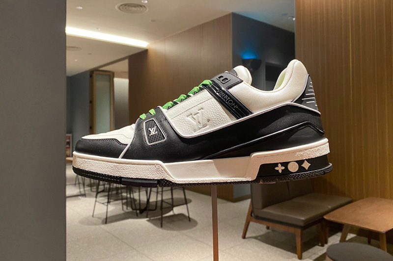 Louis Vuitton 1A812Y LV Trainer sneaker in Black/White calf leather