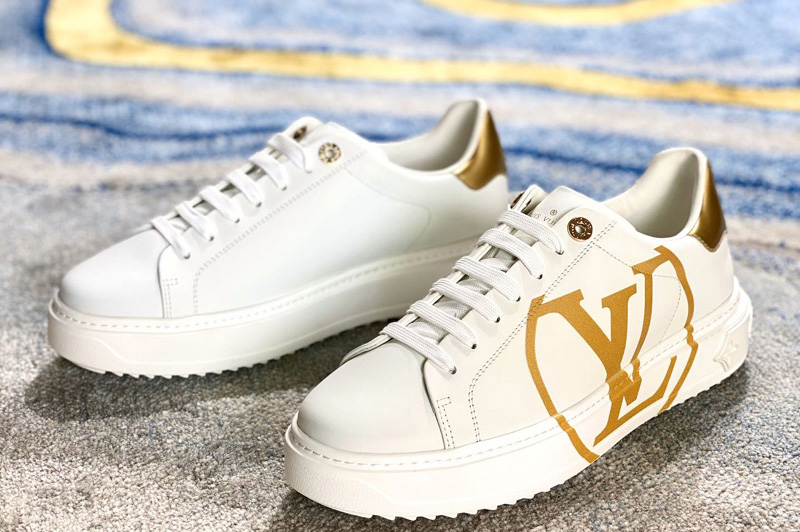 Louis Vuitton 1A8NIH LV Rivoli sneaker in white calf leather with an oversized LV Circle signature