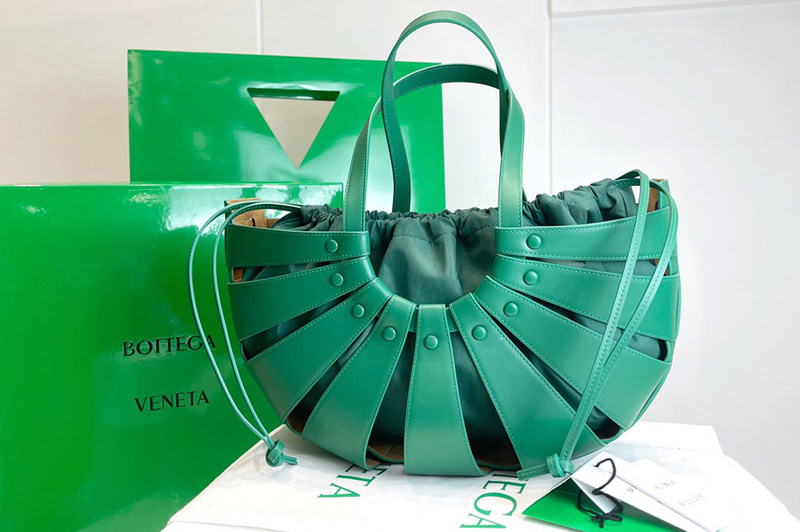 Bottega Veneta 651577 Shell Cut out shoulder bag in Green French Calf Leather