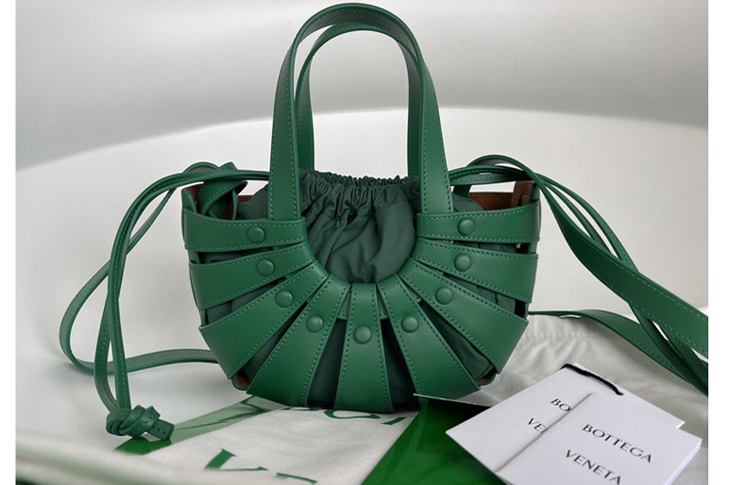 Bottega Veneta 651819 Shell Cut out shoulder bag in Green French Calf Leather