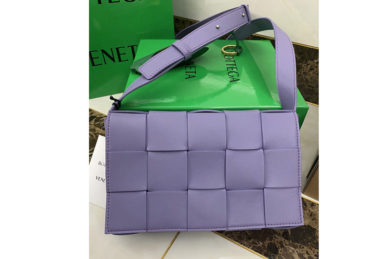 Bottega Veneta 578004 Cassette cross-body bag in Purple double-face maxi weave