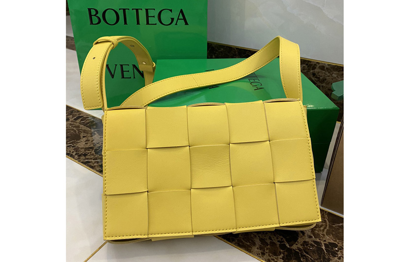 Bottega Veneta 578004 Cassette cross-body bag in Buttercup double-face maxi weave