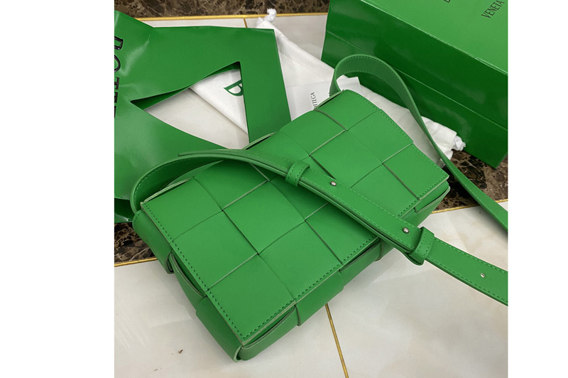 Bottega Veneta 578004 Cassette cross-body bag in Green double-face maxi weave