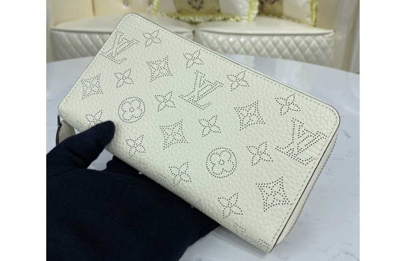 Louis Vuitton M69215 LV Zippy wallet in Snow White Mahina calf leather