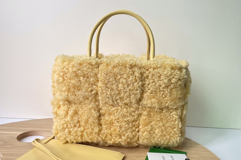 Bottega Veneta 609175 Arco tote Bag in Yellow Shearling