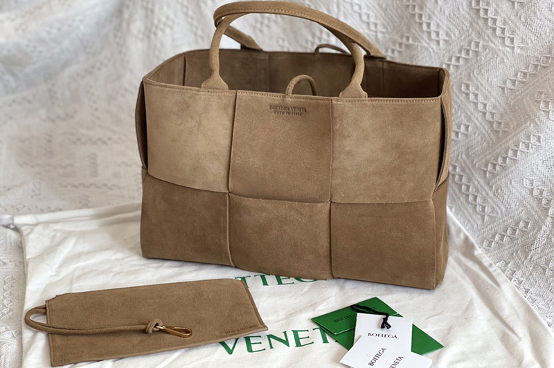 Bottega Veneta 609175 Arco tote Horizontal tote bag in Caramel an orthogonal maxi weave