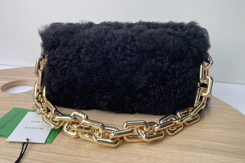 Bottega Veneta 620230 Chain pouch in Black Shearling