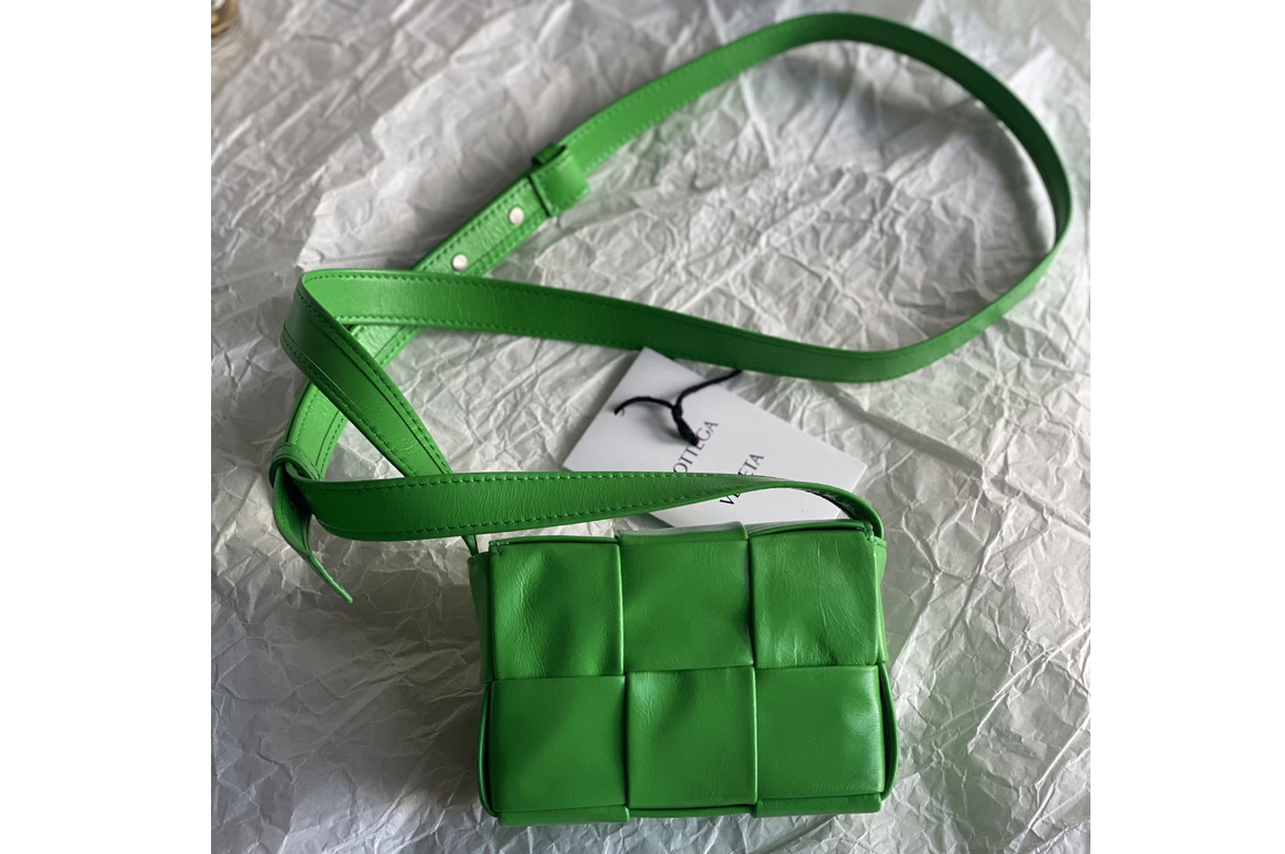 Bottega Veneta 667048 Cassette mini bag in Parakeet Intreccio leather