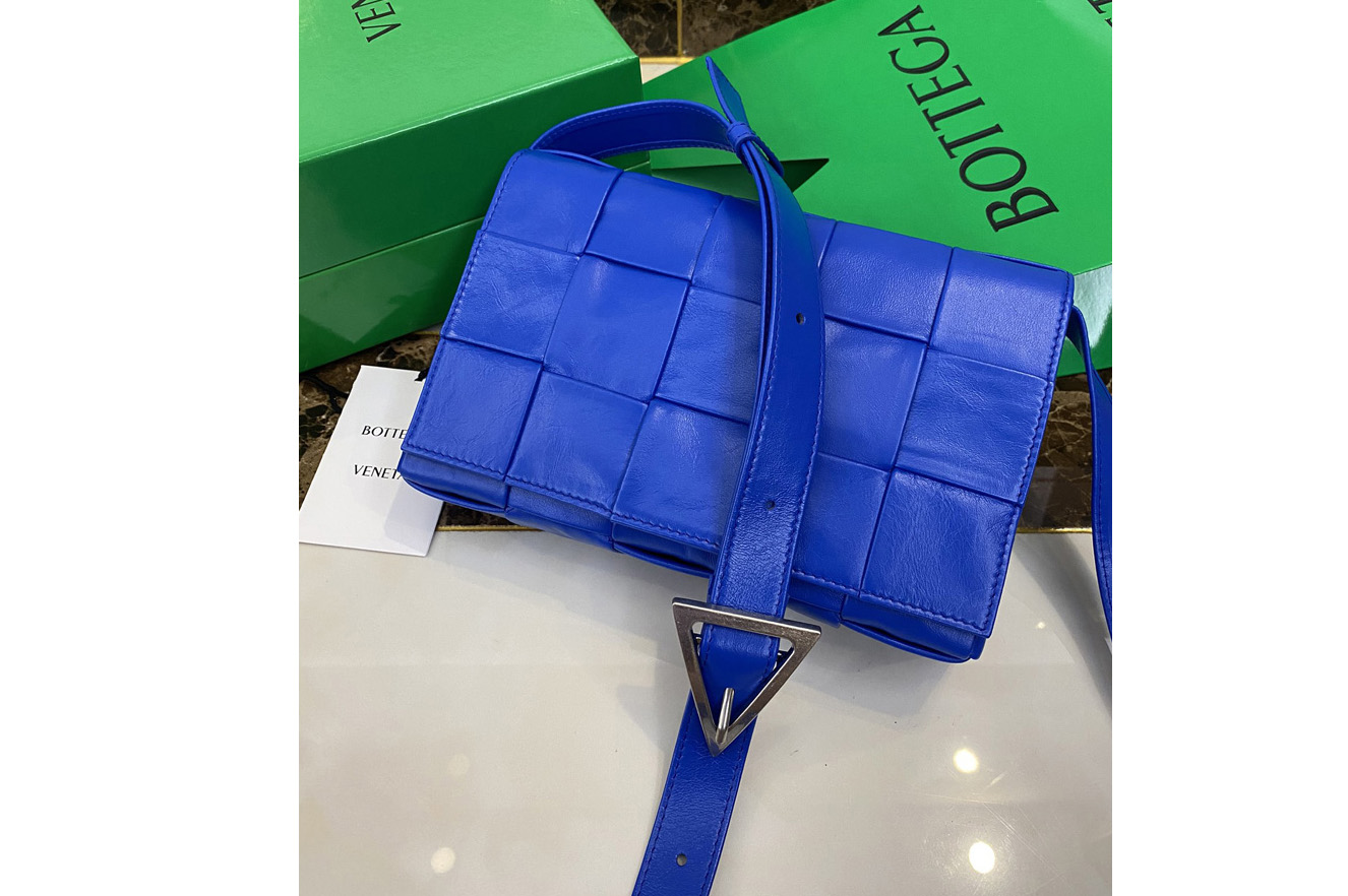 Bottega Veneta 667298 Cassette cross-body bag in Cobalt Intreccio leather