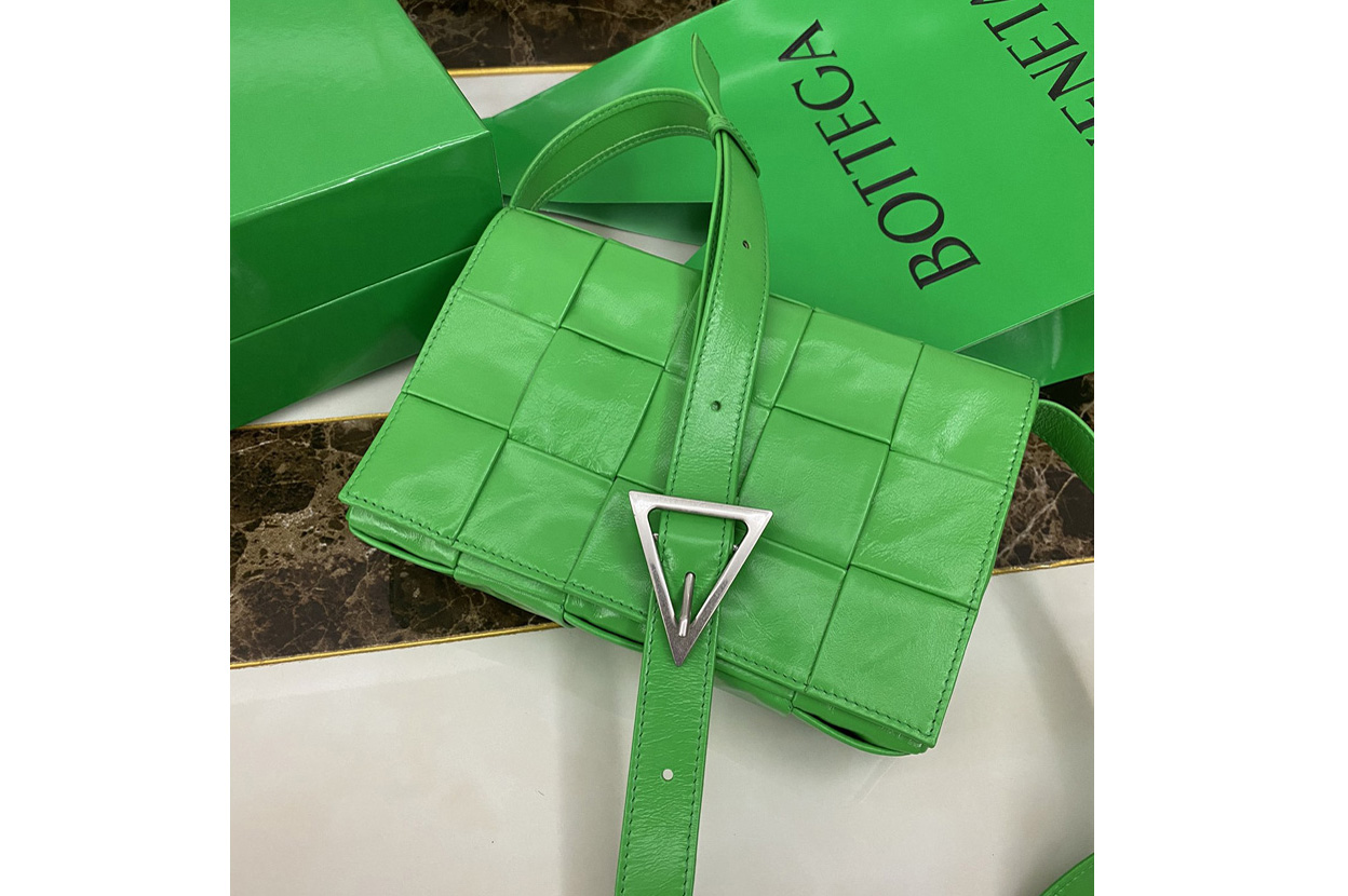 Bottega Veneta 667298 Cassette cross-body bag in Green Intreccio leather