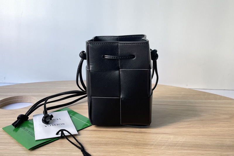 Bottega Veneta 680217 Cassette Mini intreccio leather cross-body bucket bag in Black Leather