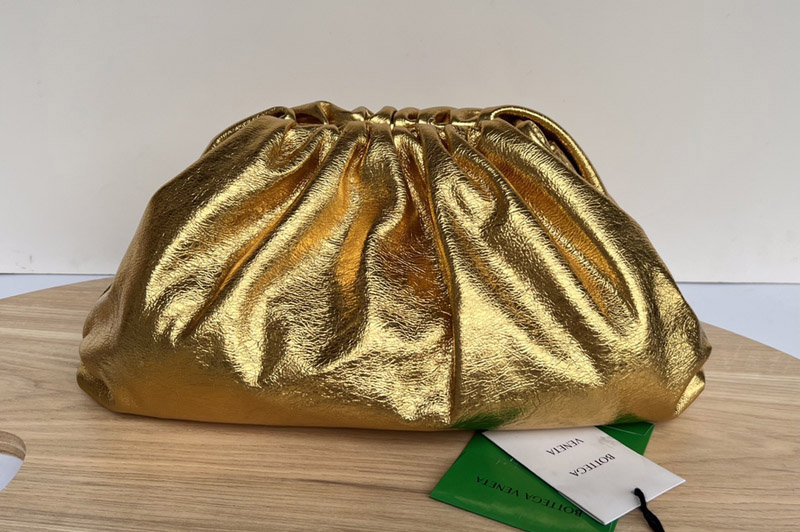 Bottega Veneta 576227 Pouch in Gold Leather