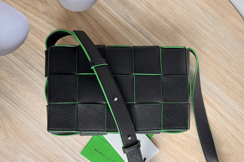 Bottega Veneta 578004 Cassette cross-body bag in Black/Green Leather