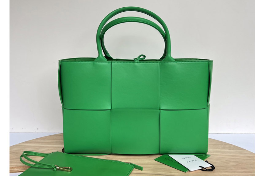 Bottega Veneta 609175 Medium Arco Tote bag in Parakeet intrecciato leather