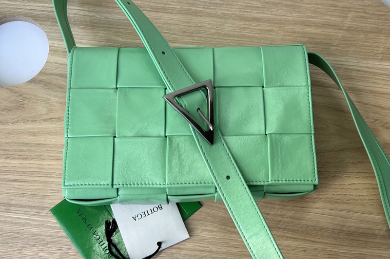 Bottega Veneta 667298 Cassette cross-body bag in Green Intreccio leather