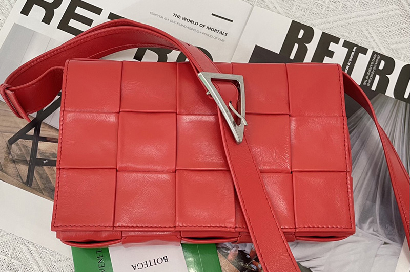 Bottega Veneta 667298 Cassette cross-body bag in Red Intreccio leather