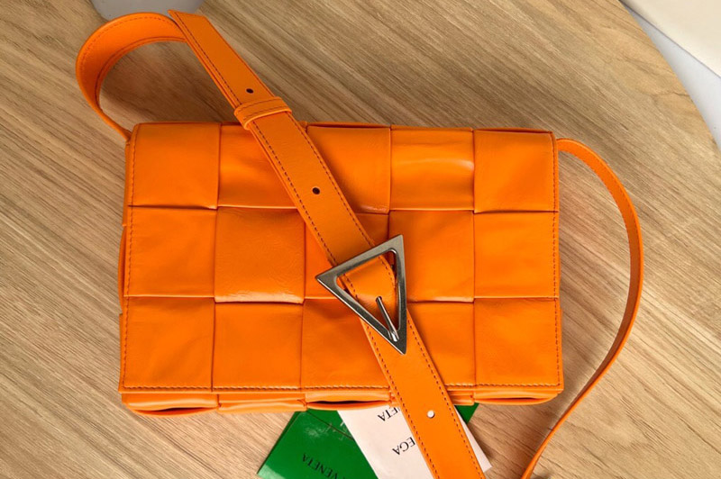 Bottega Veneta 667298 Cassette cross-body bag in Orange Intreccio leather
