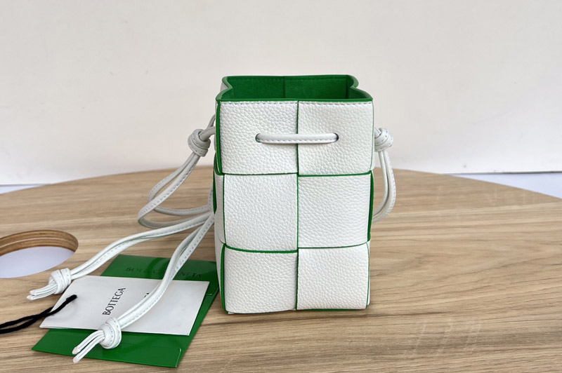 Bottega Veneta 680217 Mini Cassette bucket bag in White/Green Leather