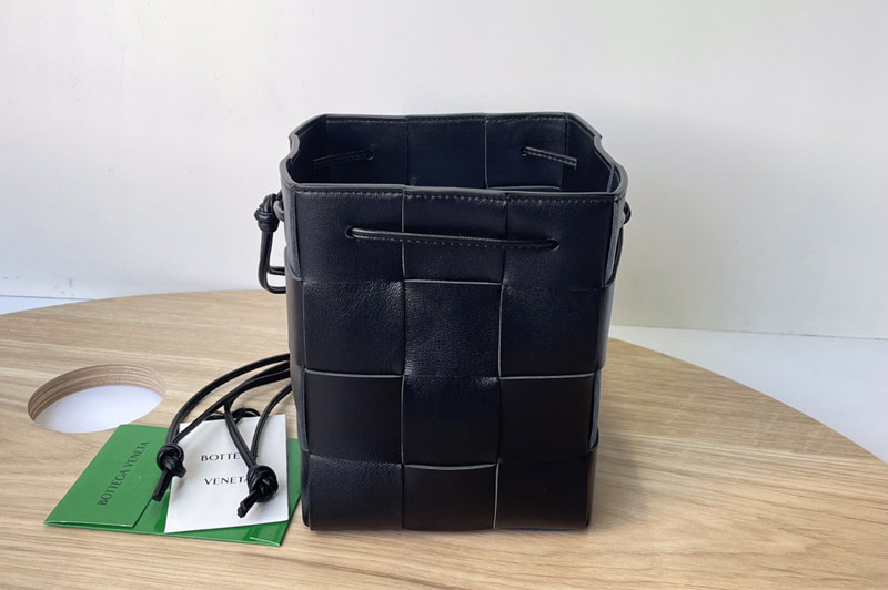 Bottega Veneta 680218 Cassette Small intreccio leather cross-body bucket bag in Black Leather
