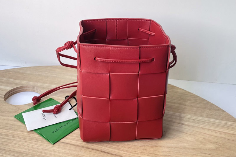 Bottega Veneta 680218 Cassette Small intreccio leather cross-body bucket bag in Red Leather