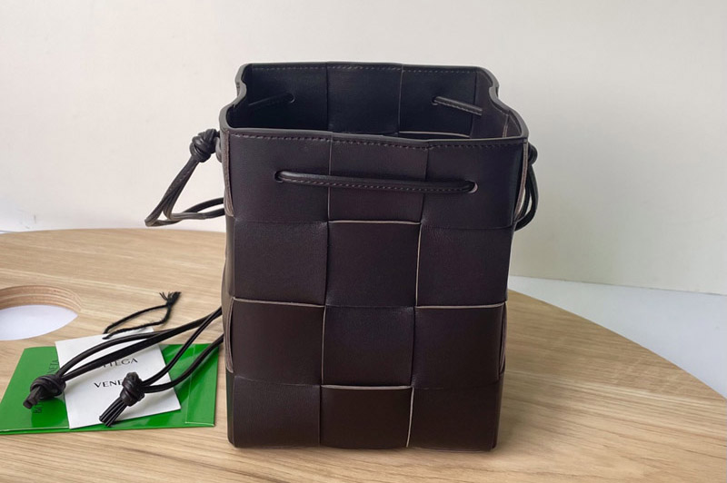 Bottega Veneta 680218 Cassette Small intreccio leather cross-body bucket bag in Dark Coffee Leather