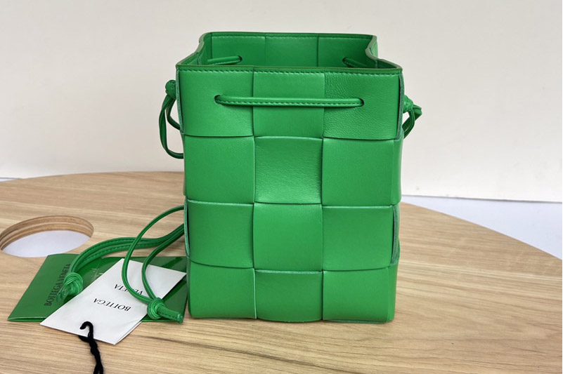 Bottega Veneta 680218 Cassette Small intreccio leather cross-body bucket bag in Green Leather