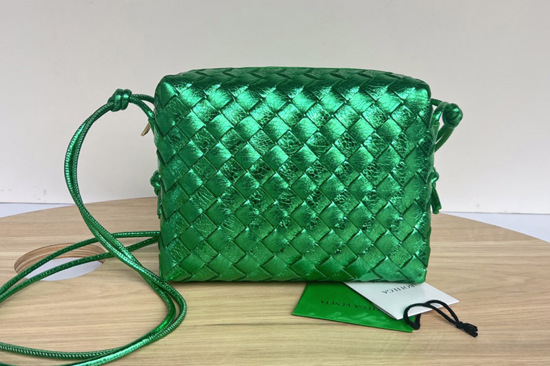 Bottega Veneta 680255 Loop intrecciato leather crossbody bag in Green Leather