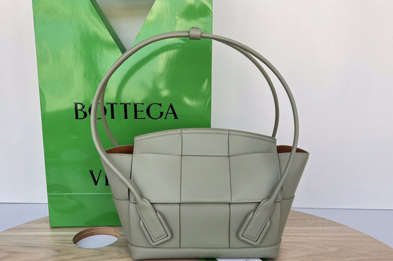 Bottega Veneta 575941 Arco 33 top handle bag in Green Intreccio leather