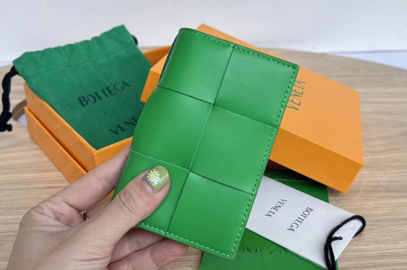 Bottega Veneta 649602 Flap Card Case in Green Intreccio leather
