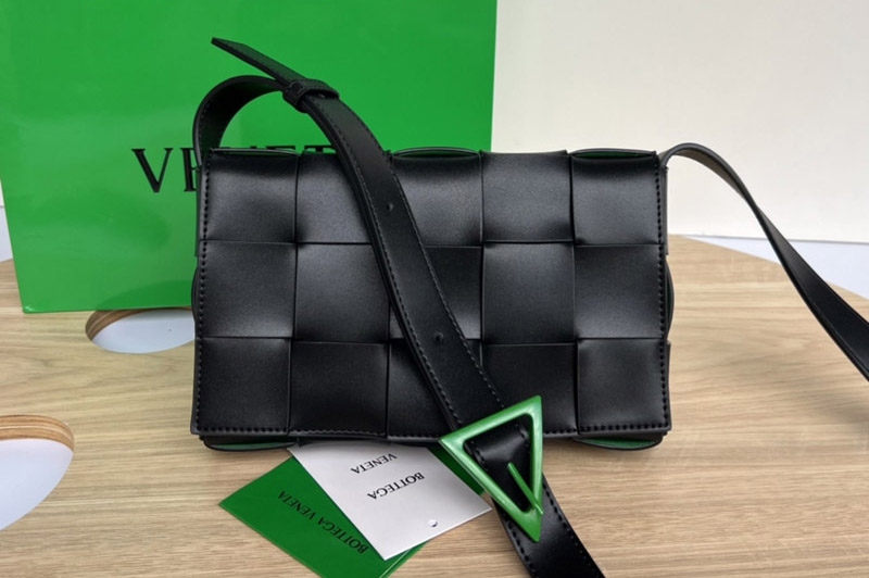 Bottega Veneta 708768 Medium cross-body bag in Black/Green intreccio leather