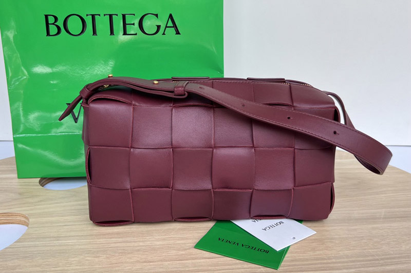 Bottega Veneta 709360 Brick Cassette shoulder bag in Bordeaux Intreccio leather