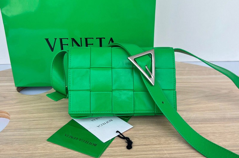 Bottega Veneta 717587 Small Cassette crossbody bag in Green intreccio leather