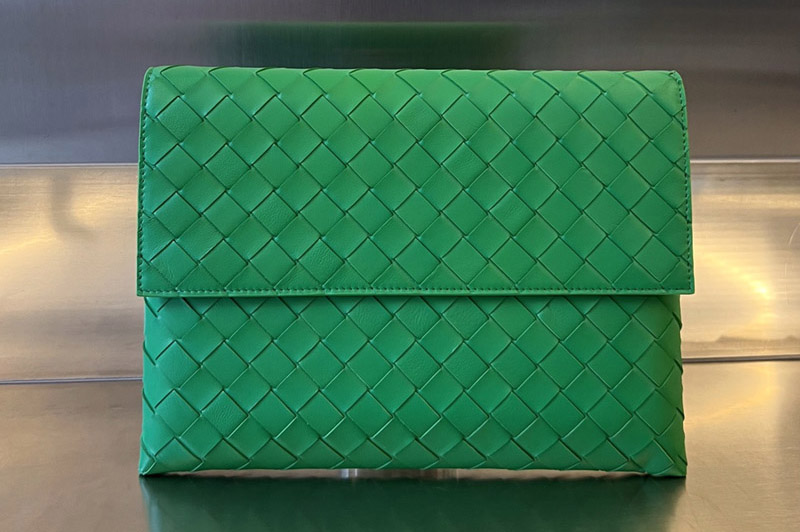 Bottega Veneta 667138 Flap Pouch in Green intrecciato leather