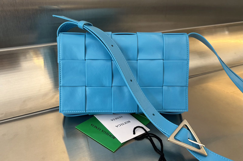 Bottega Veneta 667298 Cassette Bag in Blue intreccio leather