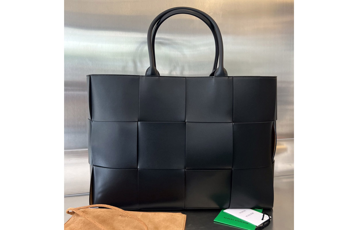 Bottega Veneta 680165 Large Arco Tote Bag in Black intreccio leather