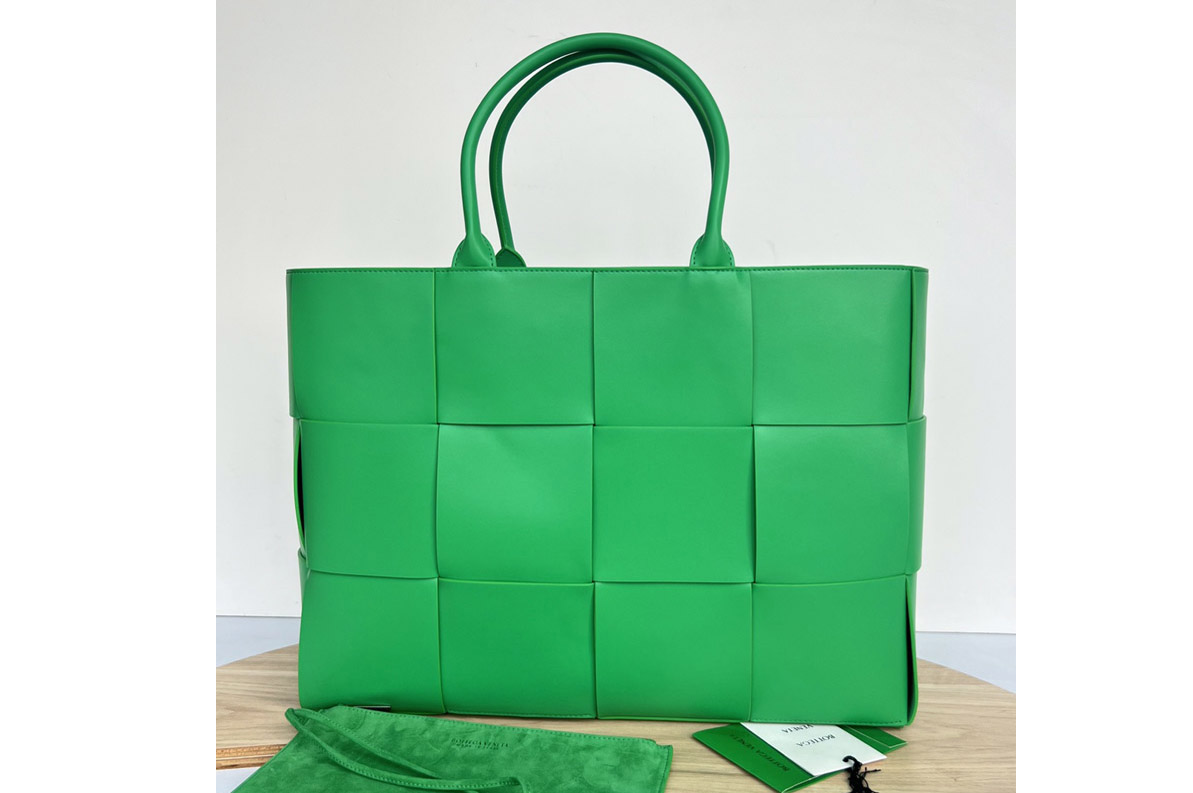 Bottega Veneta 680165 Large Arco Tote Bag in Green intreccio leather