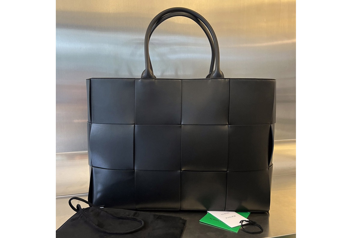Bottega Veneta 680165 Large Arco Tote Bag in Black Intreccio leather