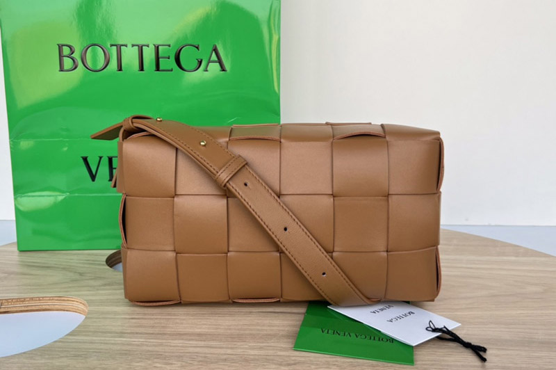 Bottega Veneta 715655 Brick Cassette Bag in Brown Intreccio grained leather