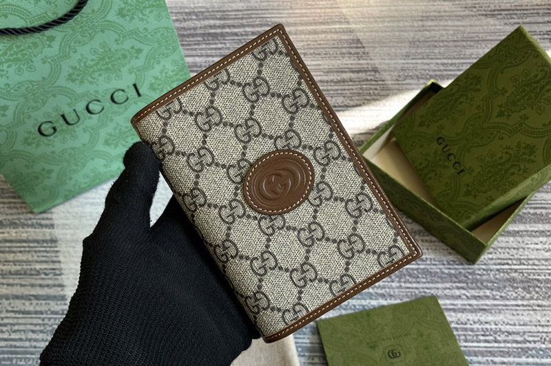 Gucci 724562 GG passport case with Interlocking G in Beige and ebony GG Supreme canvas