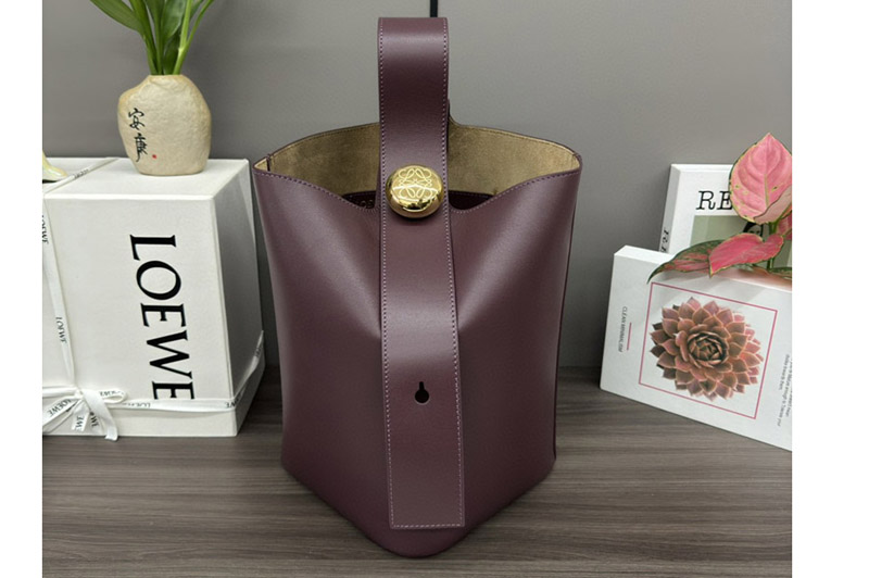 Loewe Medium Pebble Bucket bag in Dark Burgundy mellow calfskin