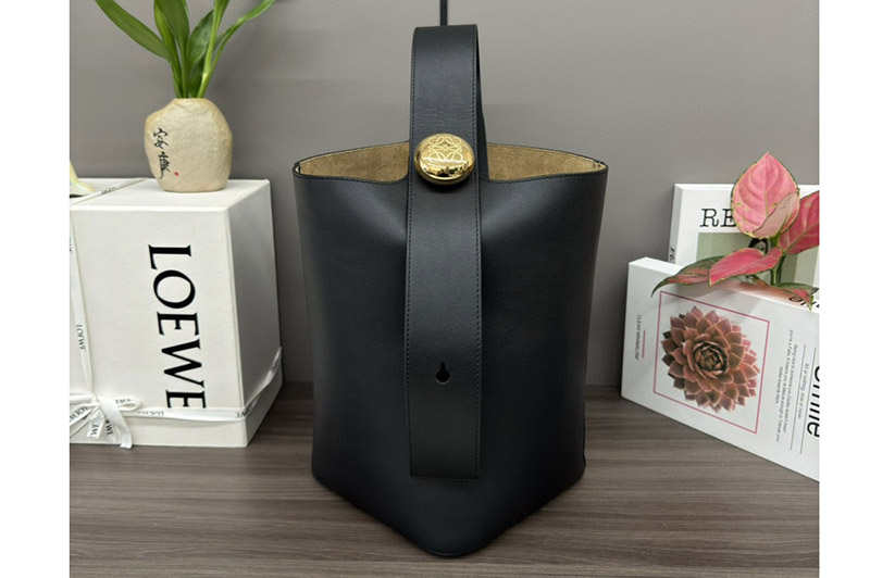 Loewe Medium Pebble Bucket bag in Black mellow calfskin