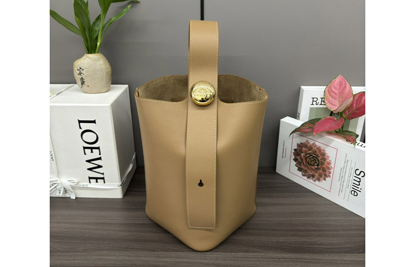 Loewe Medium Pebble Bucket bag in Oak mellow calfskin