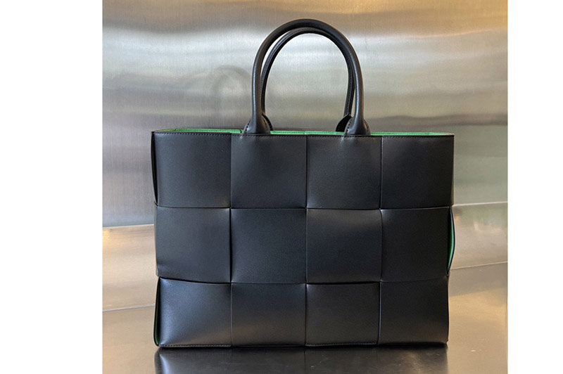 Bottega Veneta 729244 Medium Arco Tote Bag in Black/Green Leather