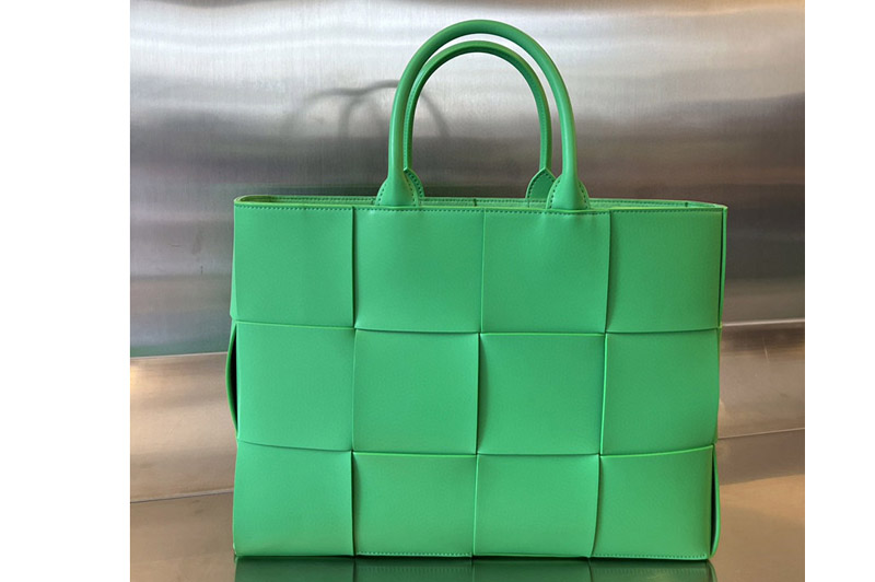 Bottega Veneta 729244 Medium Arco Tote Bag in Green Leather