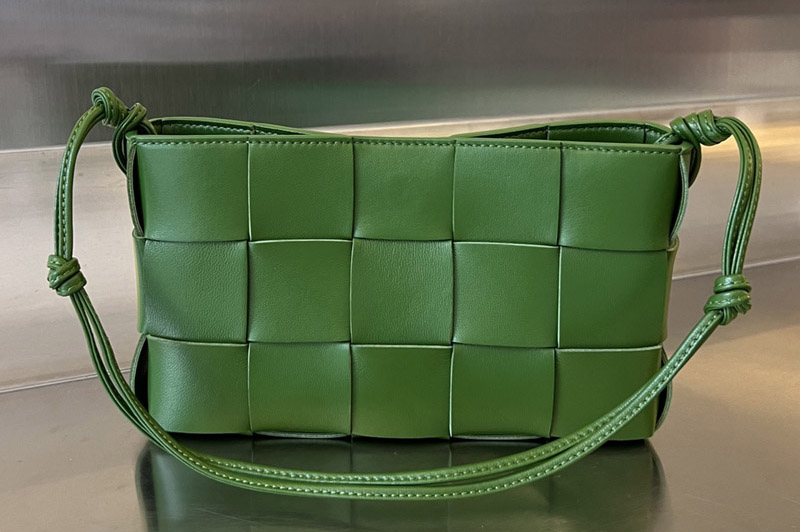 Bottega Veneta 730543 Cassette Pouch On Strap Bag In Green Leather