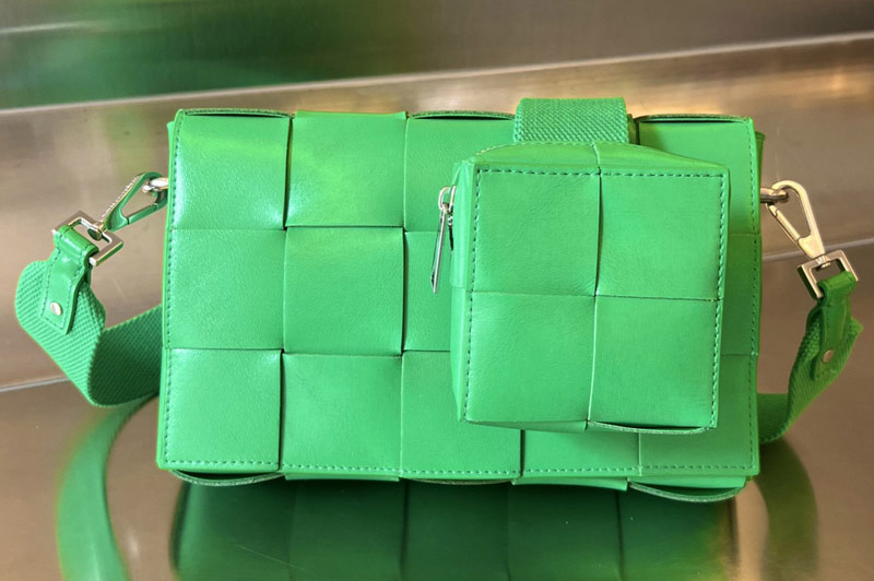 Bottega Veneta 741777 Cassette With Versatile Strap Bag in Green Leather