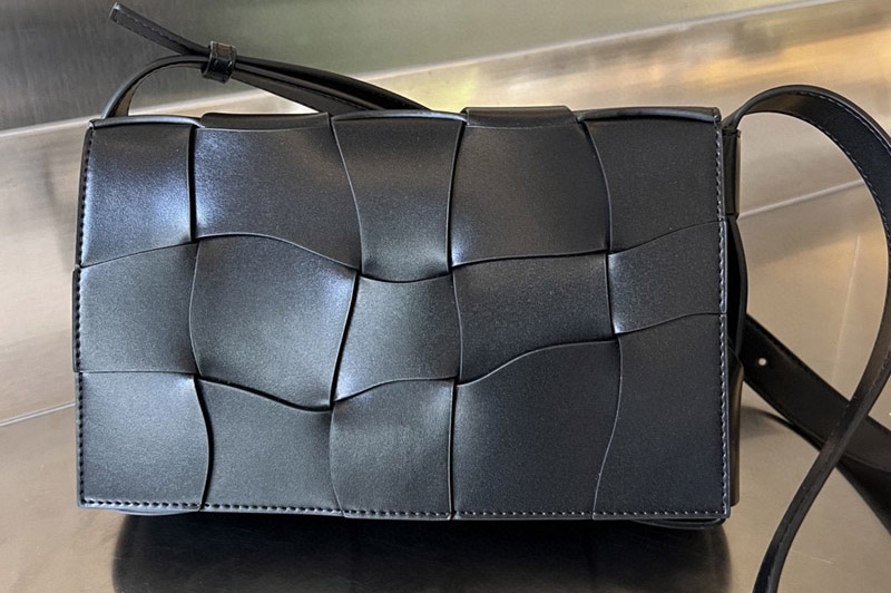 Bottega Veneta 755161 Cassette Cross-body bag in Black Leather