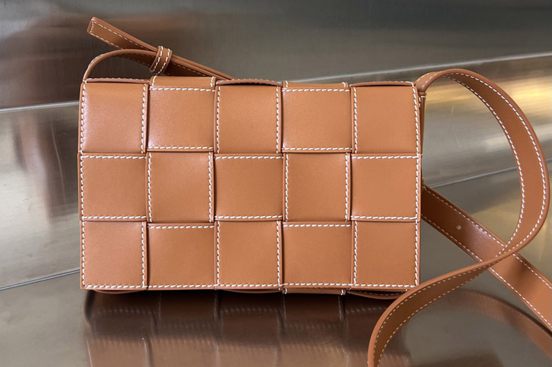 Bottega Veneta 758105 Medium Cassette Bag in Wood-Natural Leather
