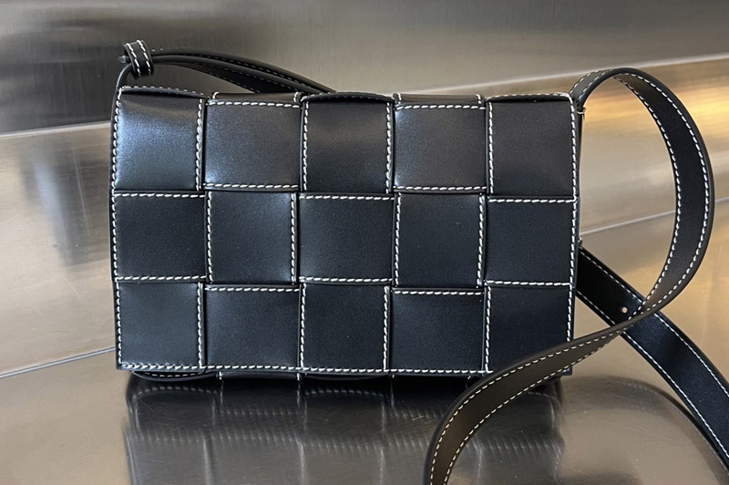 Bottega Veneta 758105 Medium Cassette Bag in Black-Natural Leather