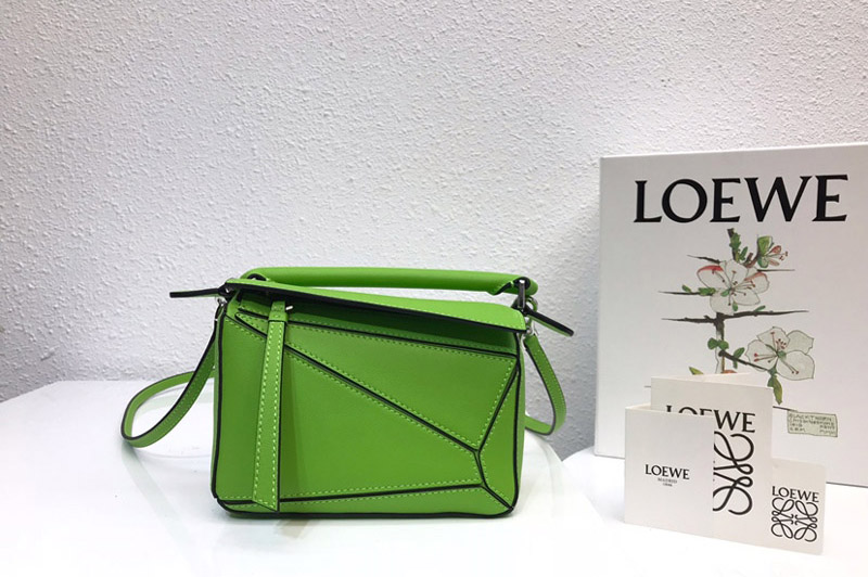 Loewe Mini Puzzle bag in Green classic calfskin